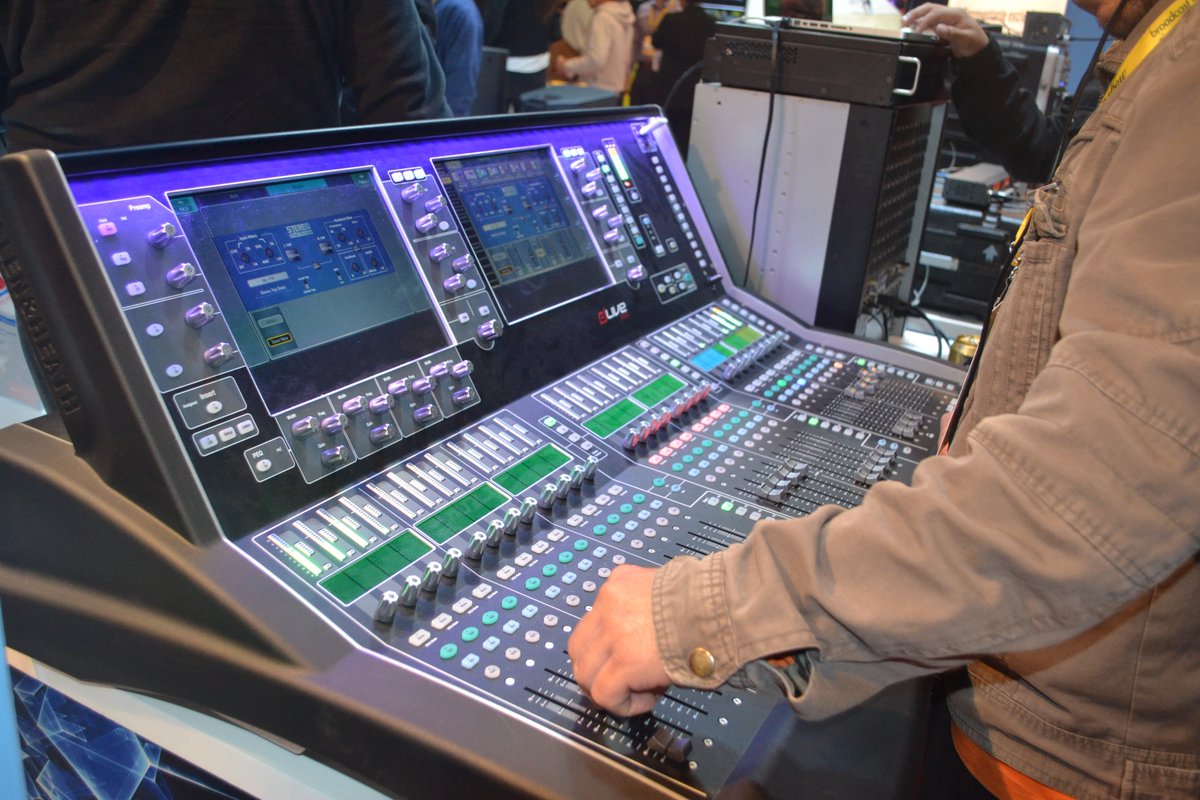 CAPERShow's tweet photo. Seguimos probando equipamiento en el pabellón 5. #CAPER2016 #CAPERShow https://t.co/q6P5IlEJqk