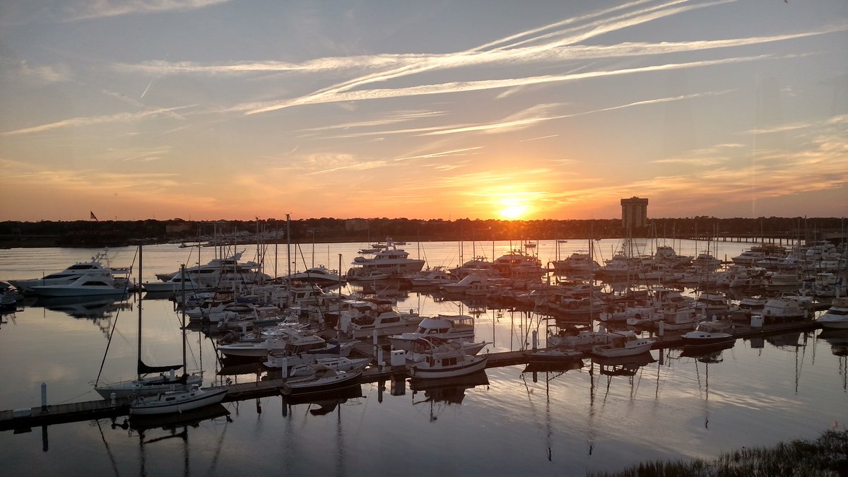 JanaAtRU's tweet photo. Enjoying a beautiful sunset in the lovely city of Charleston. What a way to end my travel season! https://t.co/SxRdAx10Fv