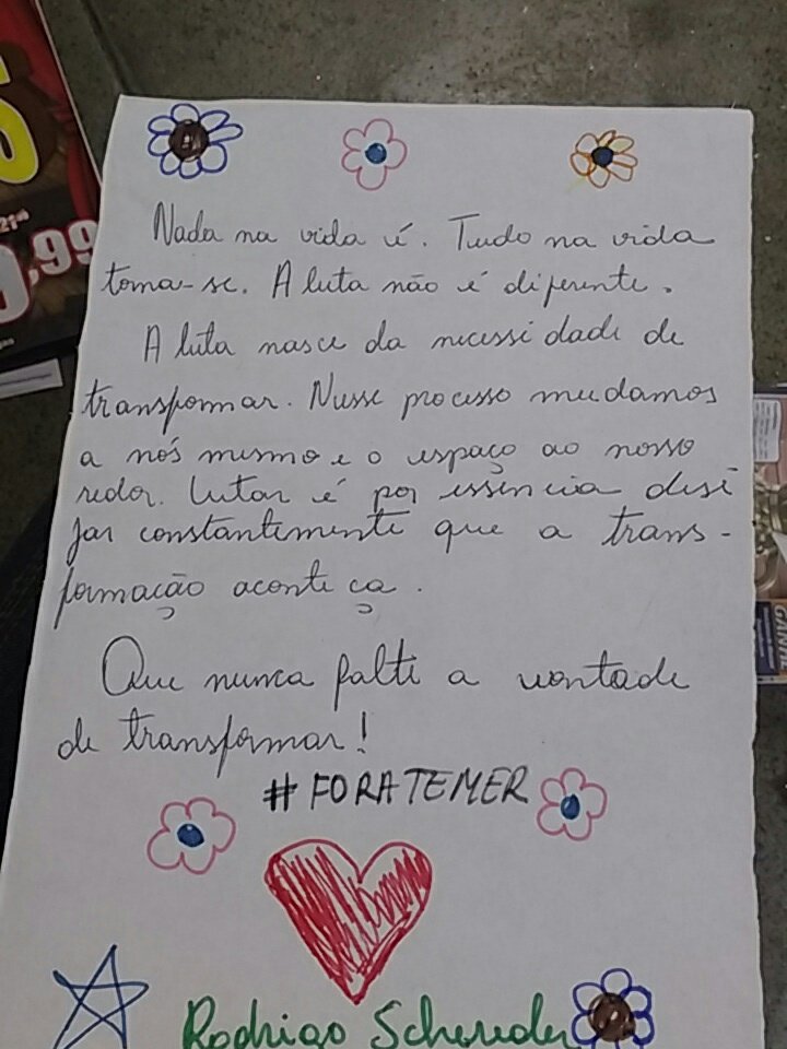 schereder's tweet photo. escrevendo cartinhas pros secundaristas que estão ocupando as escolas #ocupaes #ocupatudo #ocupaufes #ocupacemuniv https://t.co/4HZ6UusMHo