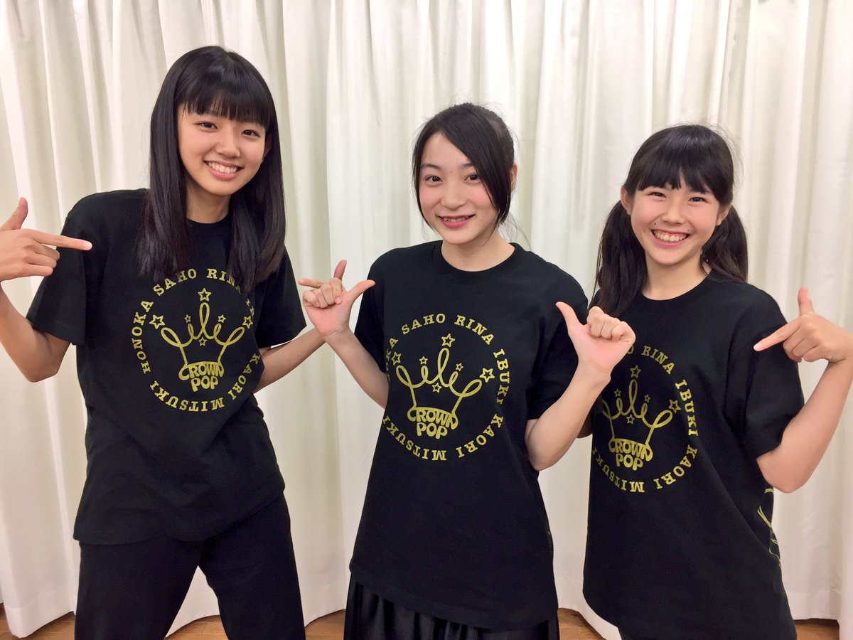 Crown Pop クラウンポップ 初代クラポtシャツですが S M L Xlと4サイズ展開でございます 共通で3000円 税込 で販売します メンバーもばっちり着て宣伝してくれました W よろしくお願いします メンバーが着用してるのはsサイズです