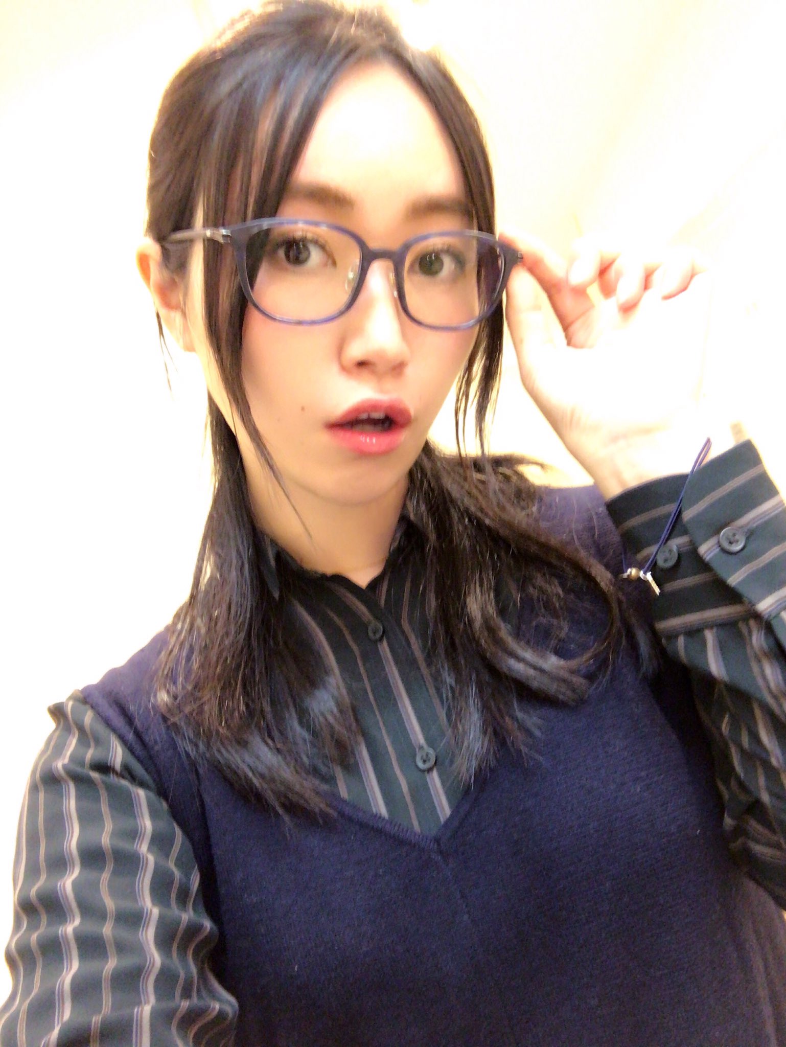 江守沙矢 Auf Twitter 目が悪いから仕事の時以外はコンタクトじゃなく たくさんメガネ持ってて日によって変えるんだけど 久々に青の眼鏡かけたらすごいずりおちてくる T Co Xurwqzkpsf Twitter