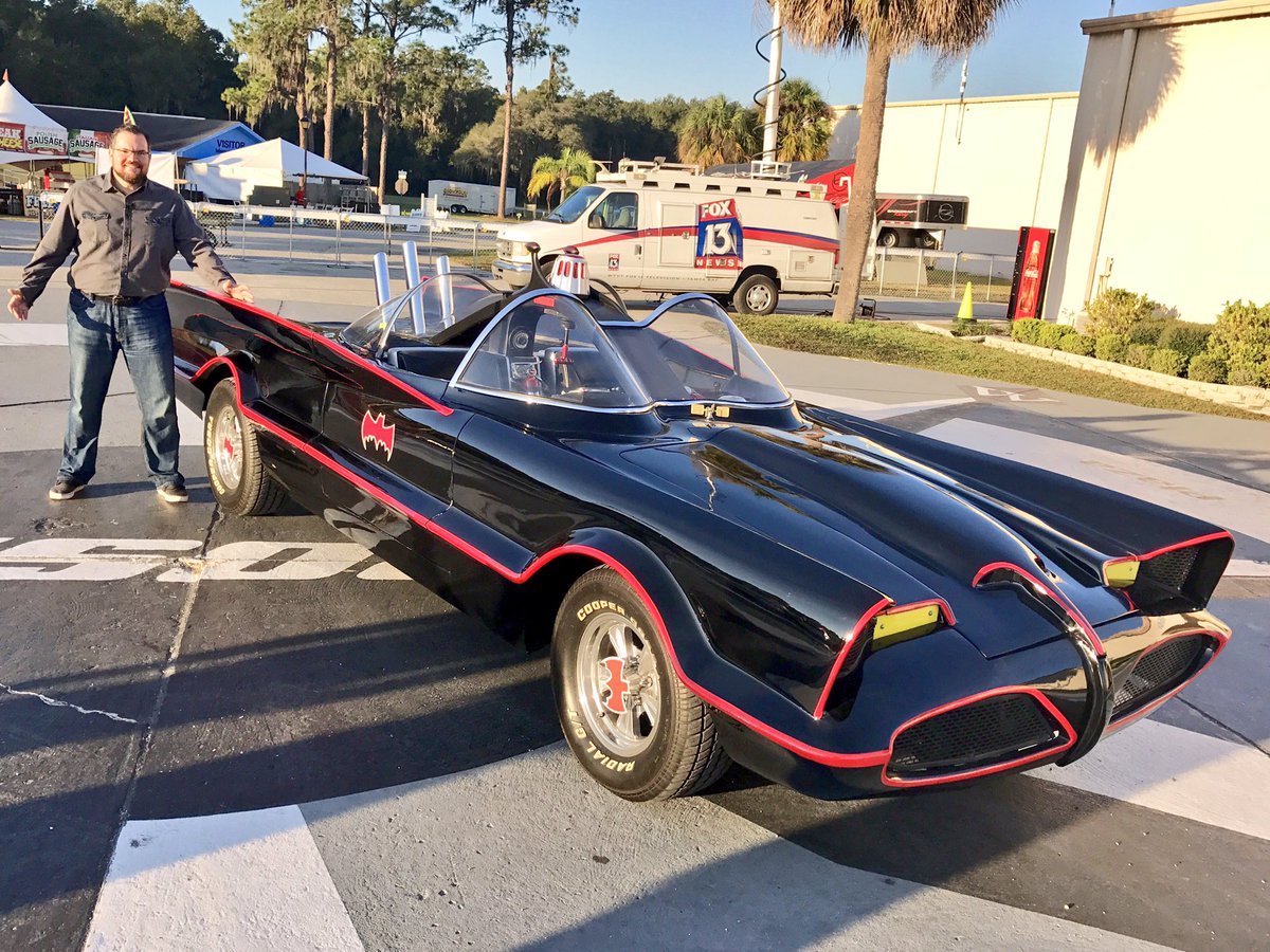CharleyBelcher's tweet image. Hanging with the Batmobile! Holy classics, Batman. @CarlisleEvents #FallAutoFest @SunnFunFlyIn