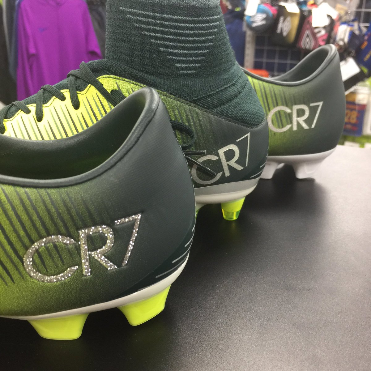 Fujispo Soccer Tren Twitter 本日発売 ナイキ マーキュリアル Cr7 カラー連動したクルーソックスも入荷してますd O 内側にはおなじみのcr7のロゴが ヴェイパーの輝き方 カッコいいです フジスポ サッカー Nike Cr7 T Co Uptgqfdk2f