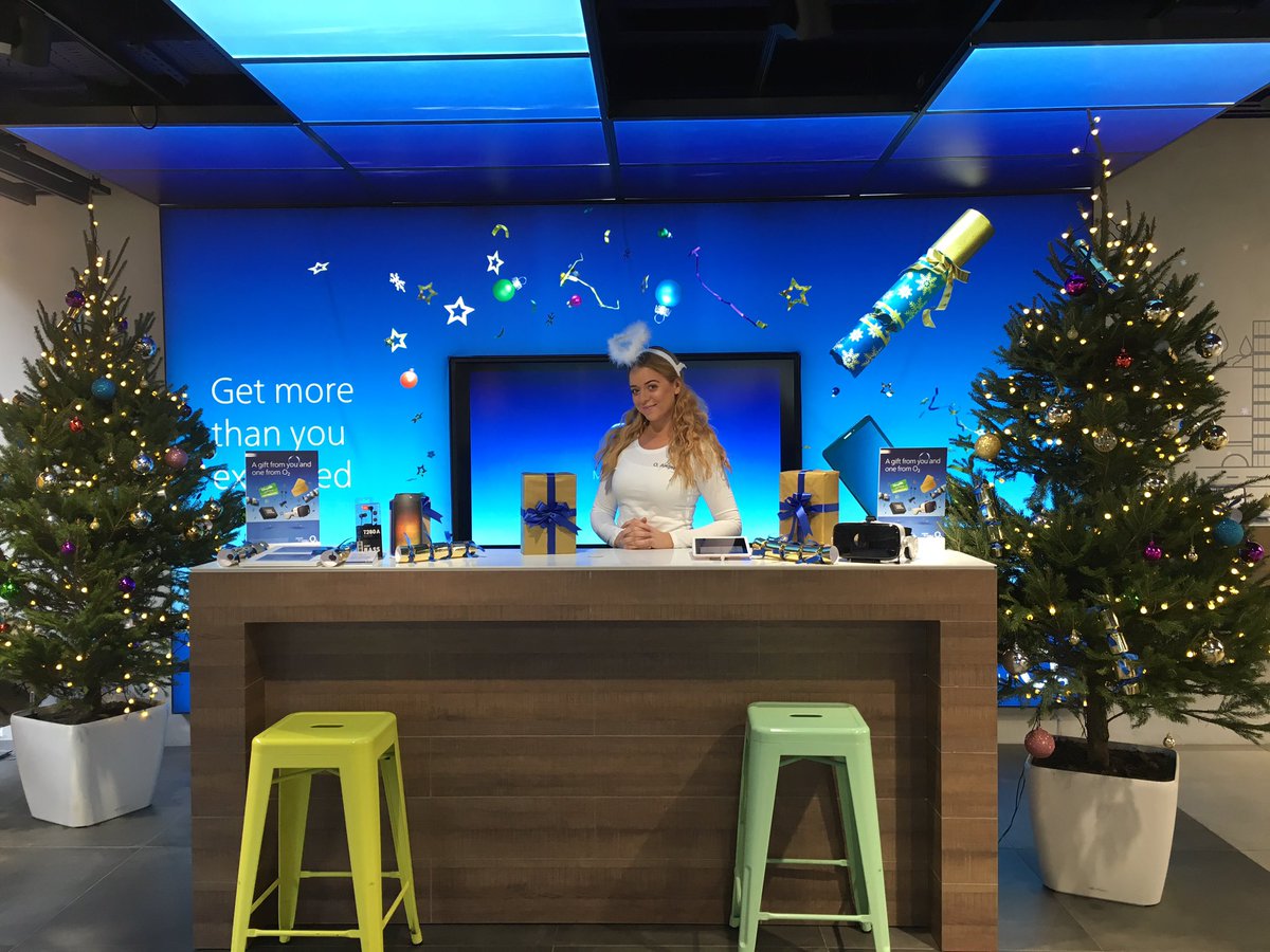 Guru_Lisa_A's tweet image. Buying a phone for a Xmas gift 🎁 this year? Come to #o2manchestermarketst and have one of our #o2angels wrap it for you 🎄🎅🏼🎁☃️