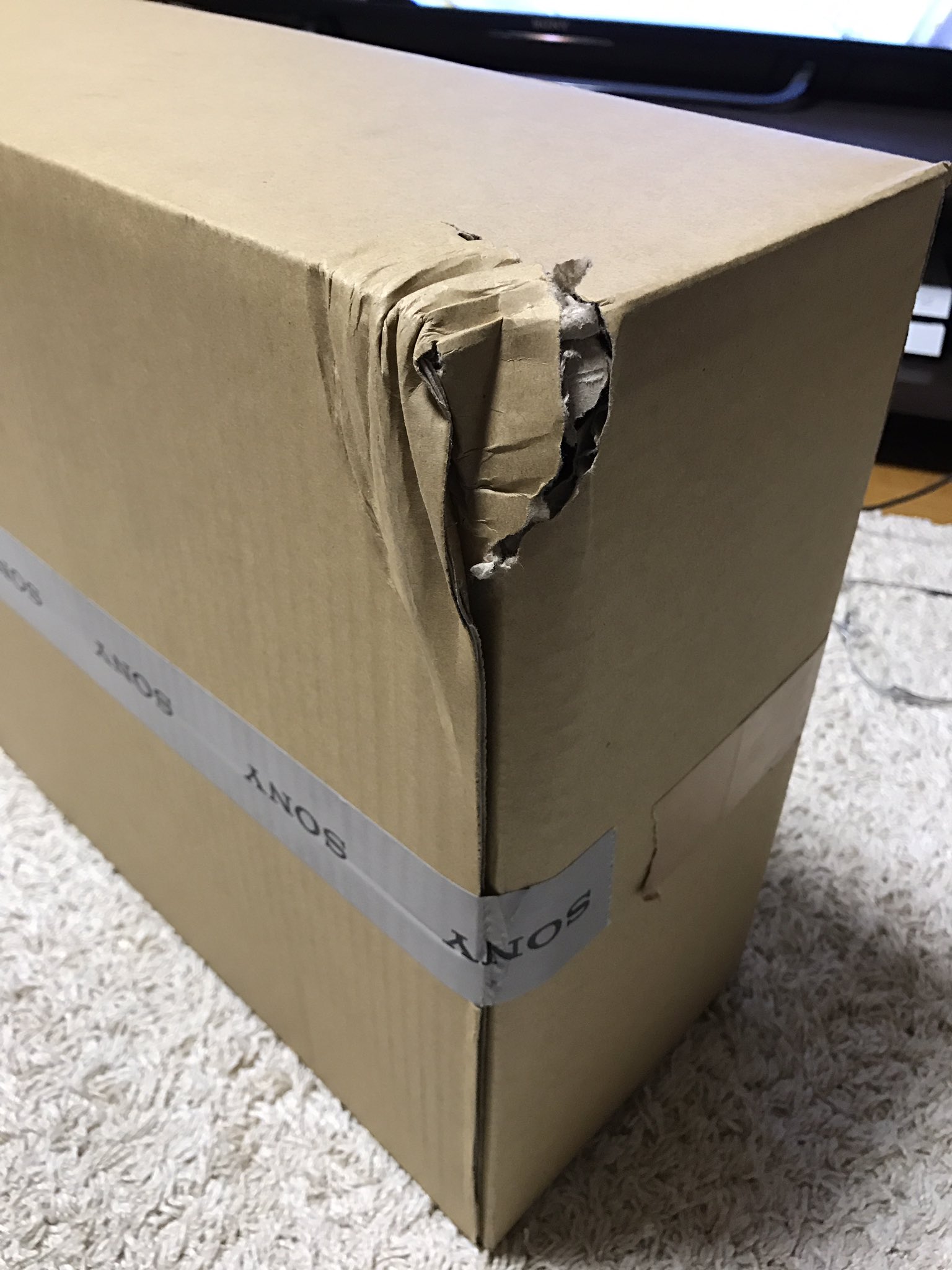 Korokun 佐川もやってくれる Ps4proを落下させたらしい状態でそのまま配達するんだから W ソニーストアは入荷待ちで心配したけど交換分はちゃんと確保してるのね ソニーの迅速な対応で代替え品をすぐ送ってくれたし到着が楽しみ でも 梱包も