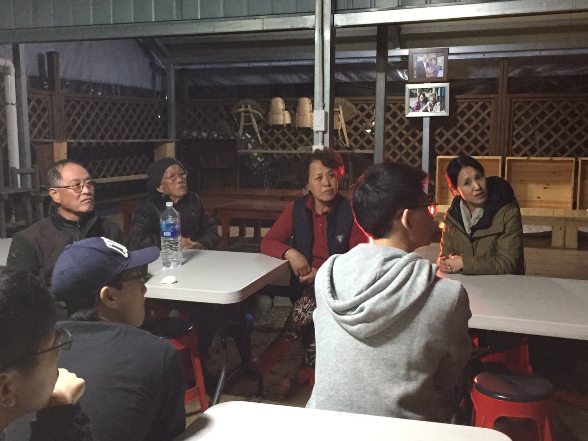 JustinPOConnor's tweet photo. KIS- AP Environmental Field Studies - Students presenting research to local farmers. AMAZING #kispride https://t.co/yBlocy7F5X