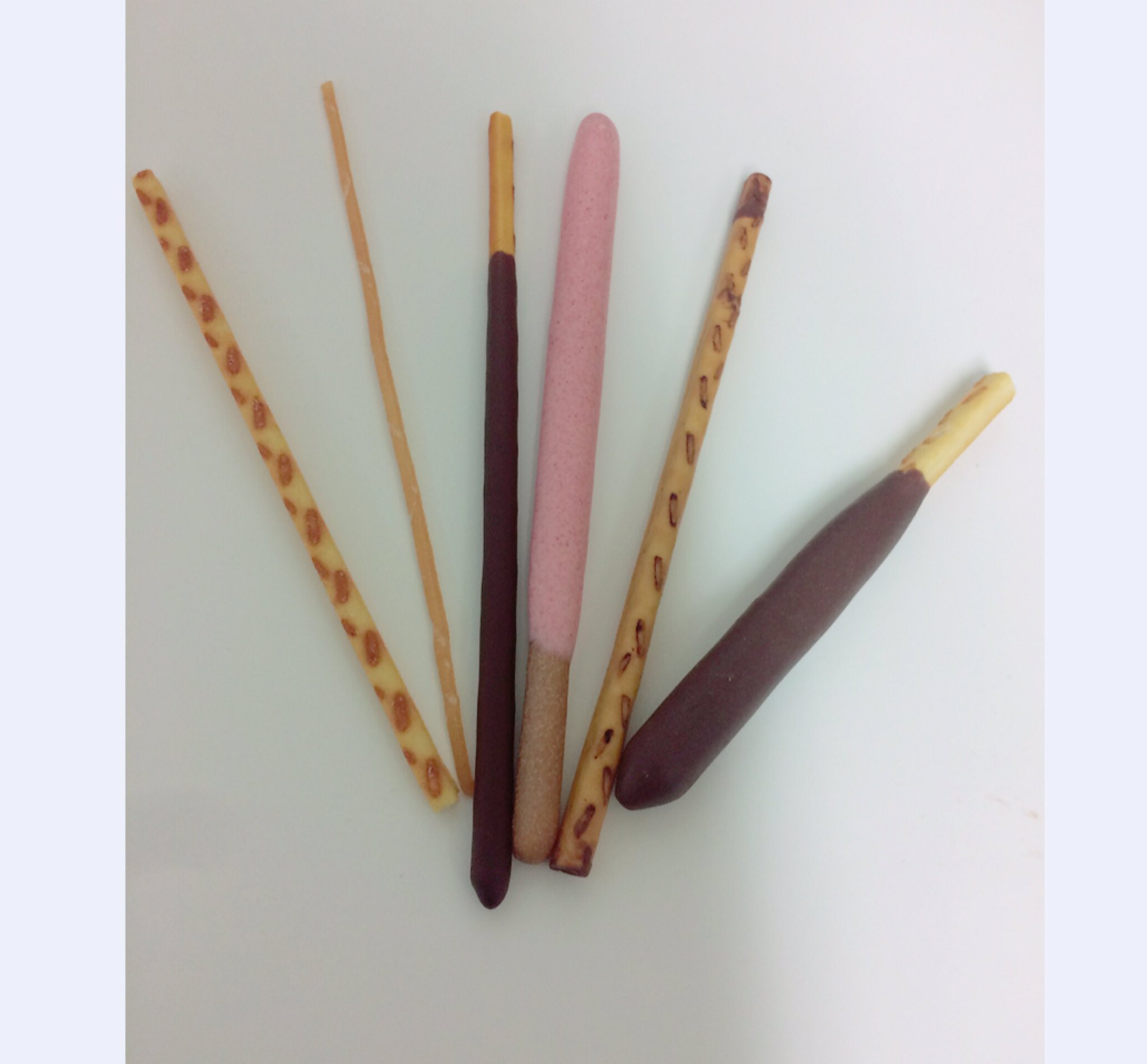 Amanekチャンネルofficial 答え合わせ 左から プリッツ サラダ あぶり焼きスルメソーメン ポッキーチョコレート フラン ストロベリー トッポ ポッキーmidi ショコラ でした 残念ながら正解者不在 スルメはズルかったかな Amanekch Idio T Co