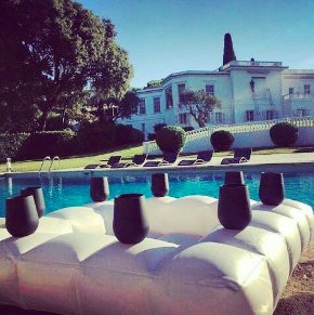 PigroFelice's tweet photo. #drink #cooler or  #floating #bar  ideal #inflatable for  #pool #party . Throw #ice in the #middle #wine🍺🍷🍸🍹 #bottle #beer #alchohol https://t.co/de2Gwm9DpR
