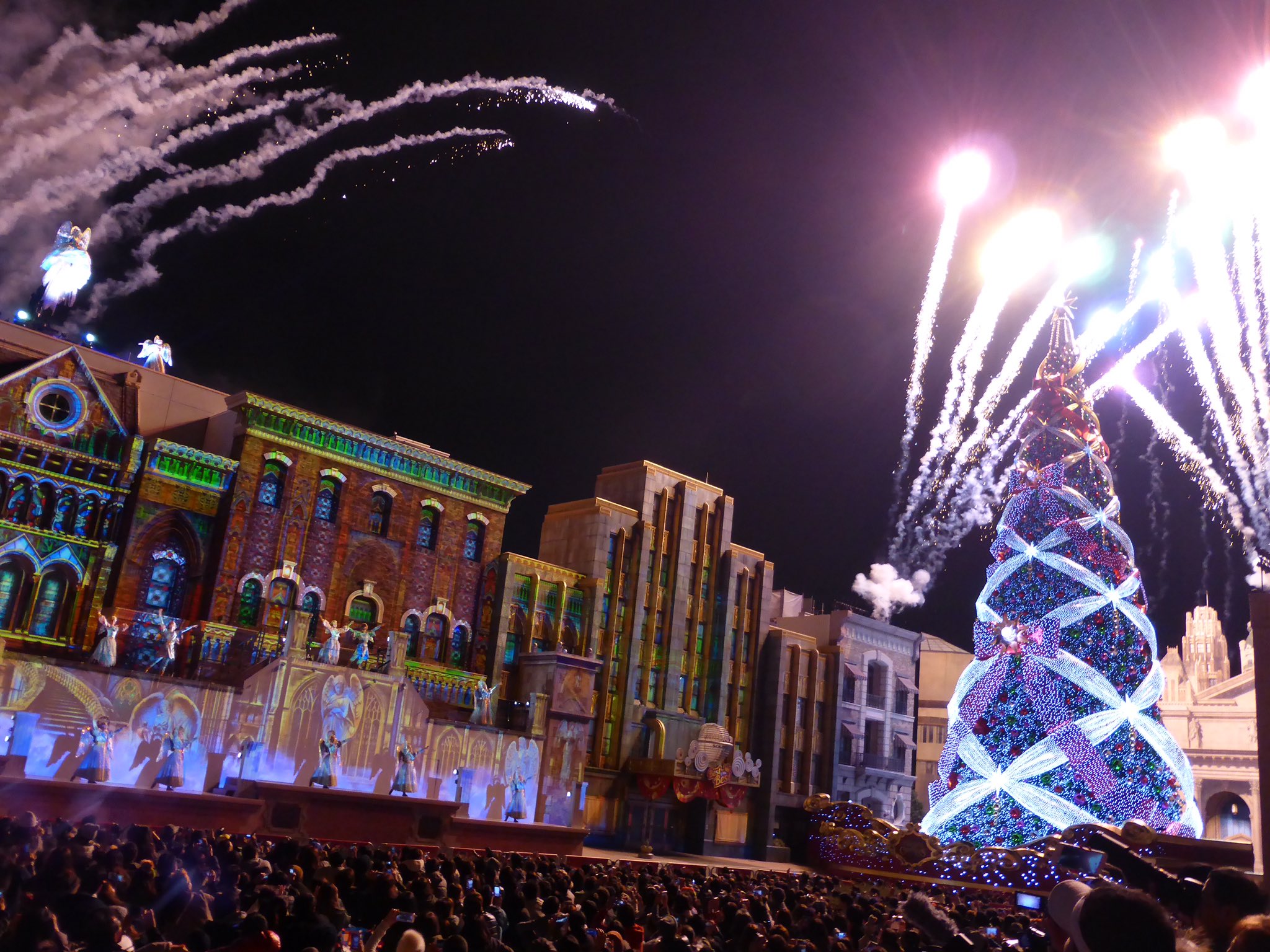 ｕｓｊのツボ Usj クリスマス オープン初日 天使のくれた奇跡 今日 は完全版でした やっぱり クリスマスツリー点灯の瞬間は ドローン無しで 花火増量でした O T Co F5ihzhbnrz Twitter