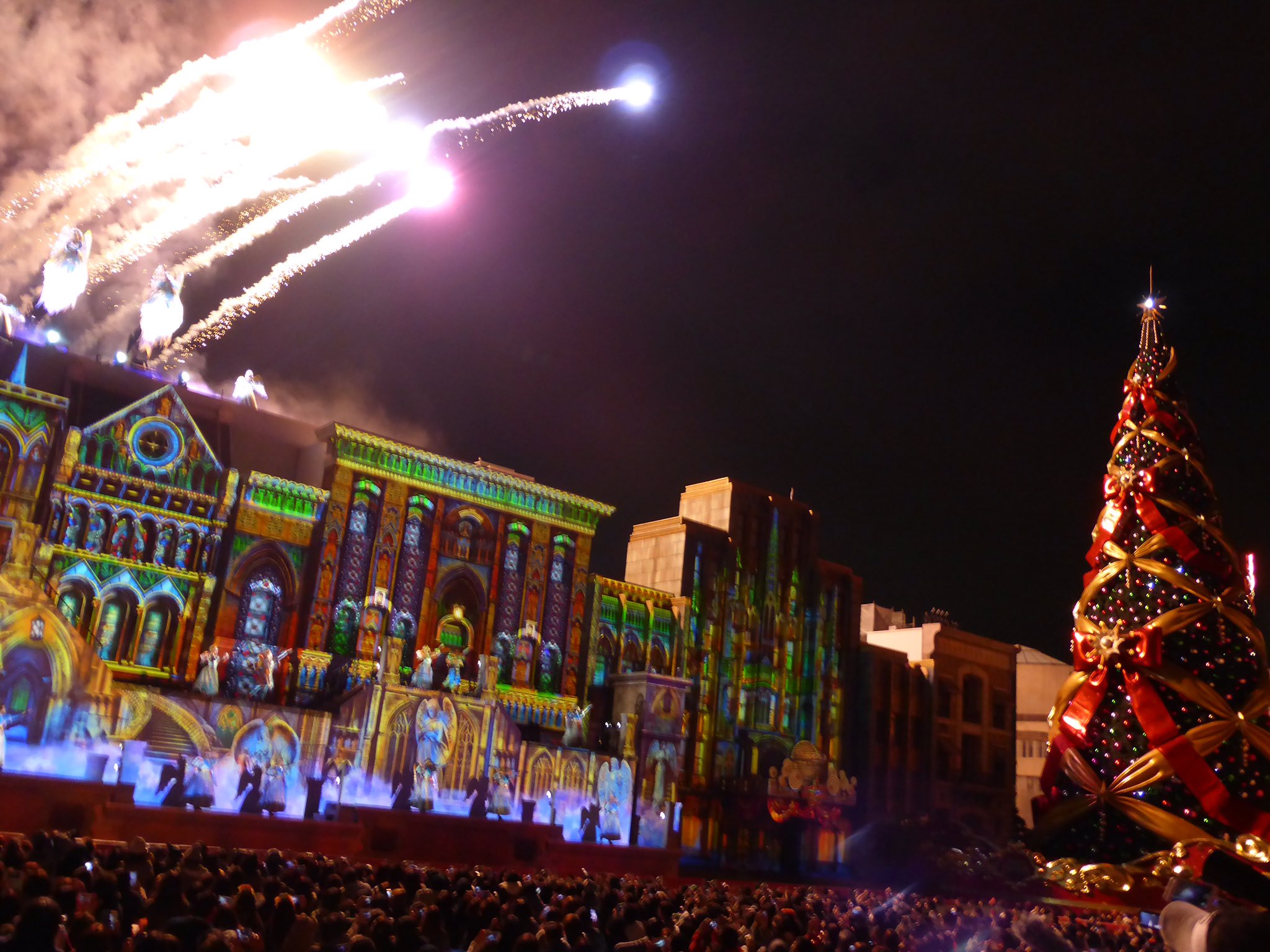 ｕｓｊのツボ Usj クリスマス オープン初日 天使のくれた奇跡 今日 は完全版でした やっぱり クリスマスツリー点灯の瞬間は ドローン無しで 花火増量でした O T Co F5ihzhbnrz Twitter