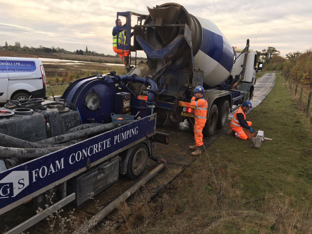 gsfoamconcrete's tweet image. Works are continuing today in #Biggleswade infilling an underpass. #foamconcrete #cubetesting #lowdensity