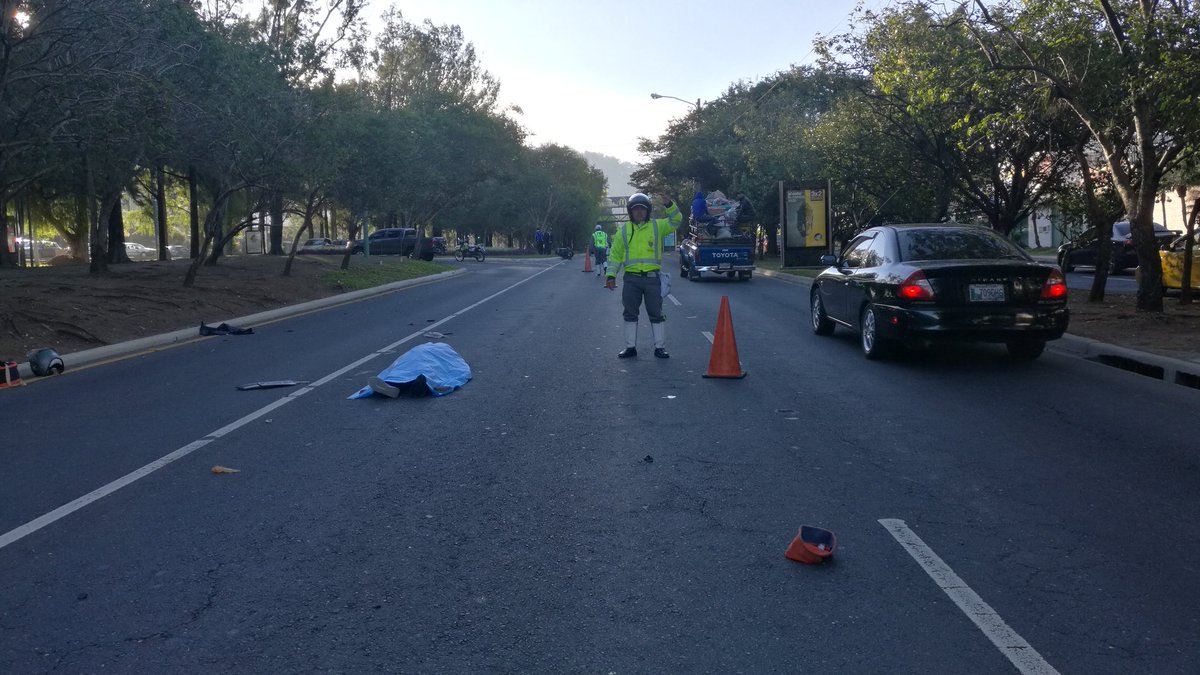 SanezBreyner's tweet photo. @amilcarmontejo hecho de transito en Boulevard vista hermosa 21 avenida zona 15 sentido oriente. Placa del responsable en el lugar https://t.co/uP6FC2wmK1