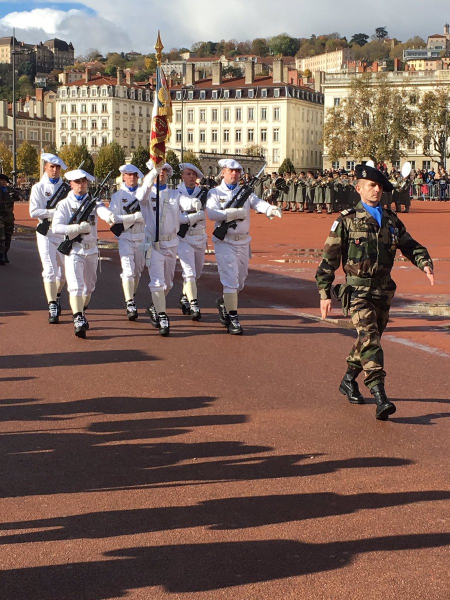 Gouv_mili_Lyon's tweet image. [DIRECT] Le #7RMAT défile sur la place Bellecour #11novembre #Lyon