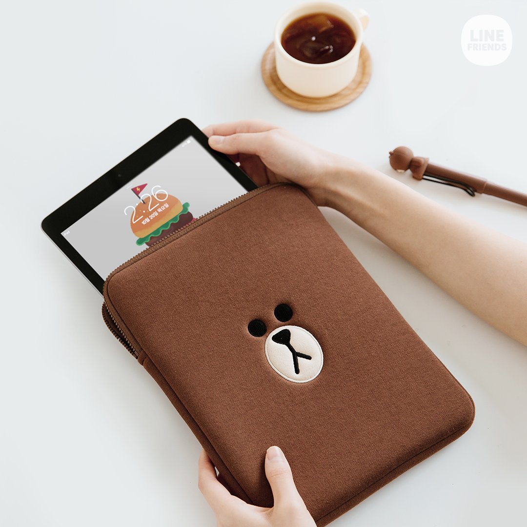 _LINEFRIENDS's tweet photo. Hiding in your big hug!
#tabletpouch #multipouch #Sleeve #Pokerface #WarmHearted #BROWN #LINEFRIENDS https://t.co/tk717p6THD
