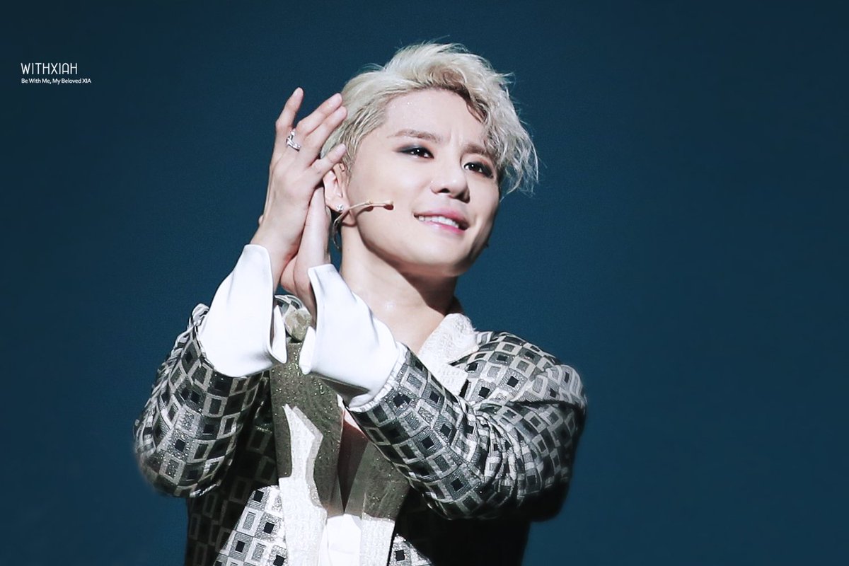 언젠가 해가 지면
너는 어둠 속에서 밝게 빛날 것임을
믿어 의심치 않는다.
너에게 말해주고 싶다.

넌 낮에 떠 있는 달이라고.

/손씨, 어른은 겁이 많다