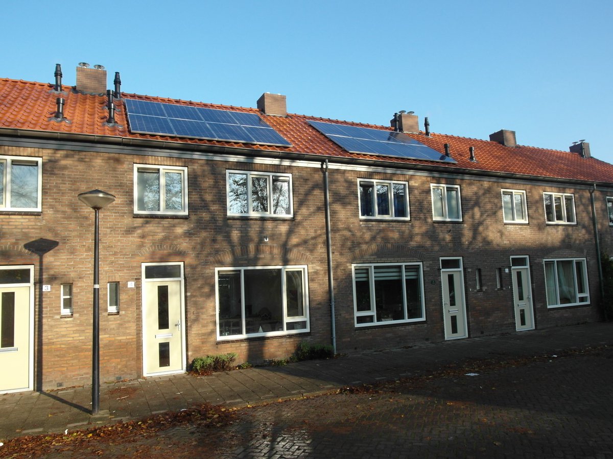 Intermaris's tweet image. We vervangen 85.000 dakpannen, 1 km dakgoot en voeren 50m3 gescheiden afval per wk af in Hoorn-Noord. #feitjes #duurzaamwonen #zonnepanelen