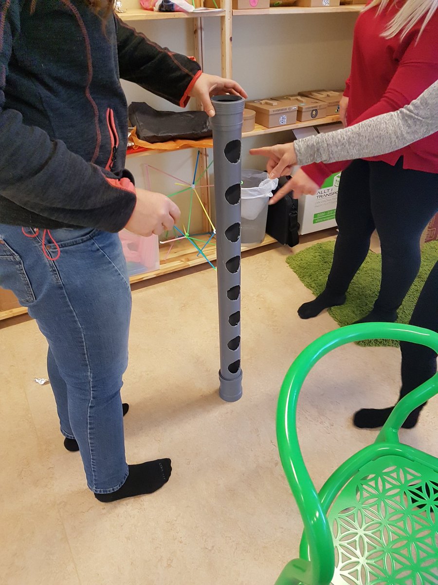 kruuniz's tweet image. @perfal hydroponiska odling fick agera mickstativ under dagens workshop #vasbymakerspace