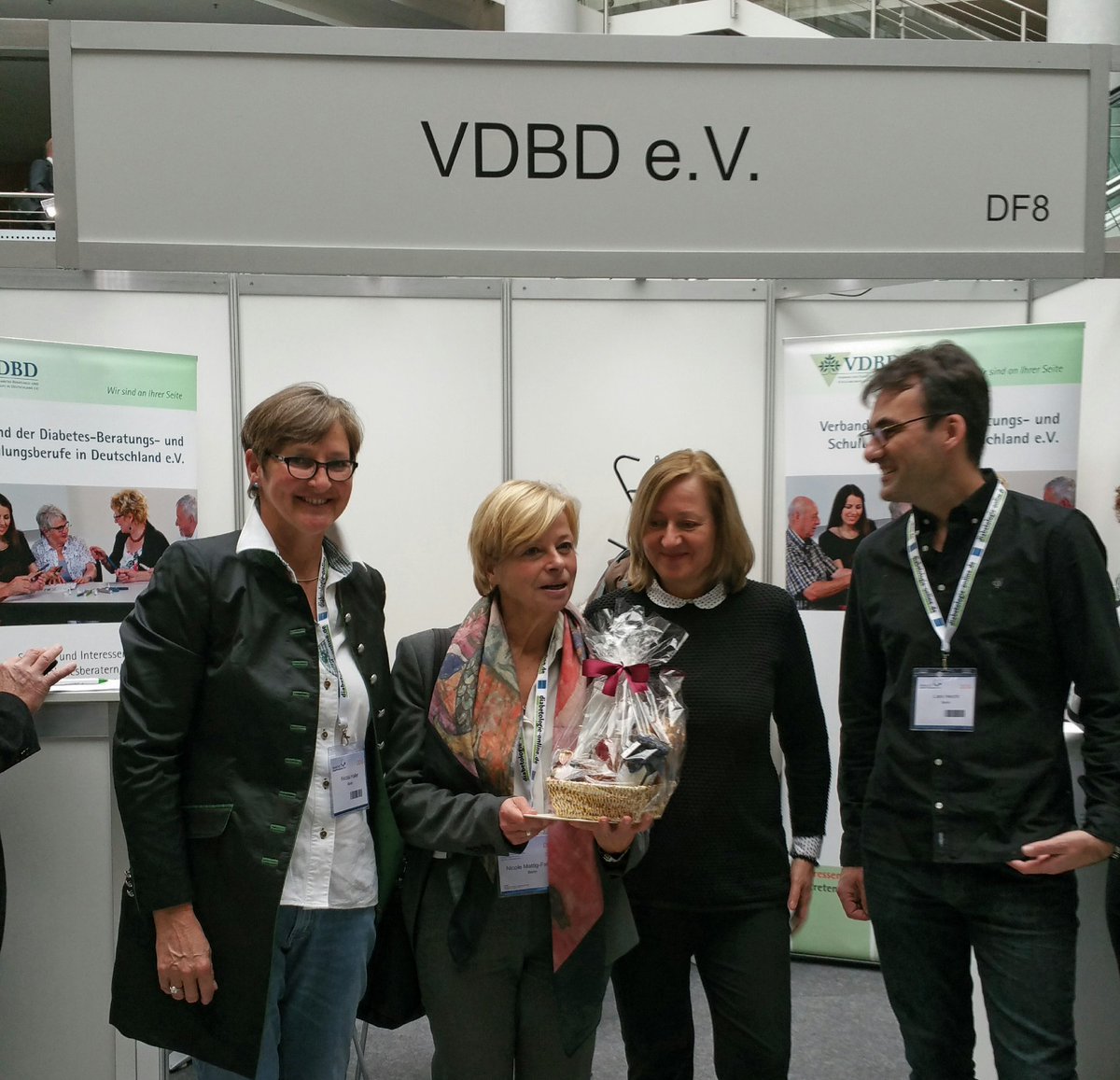 diabetesDE's tweet photo. #VDBD dankt #diabetesde Geschäftsführerin für 40.000 € Spenden für Schulungsprogramm für Angehörige von Diabetikern https://t.co/9q43dz8PPu