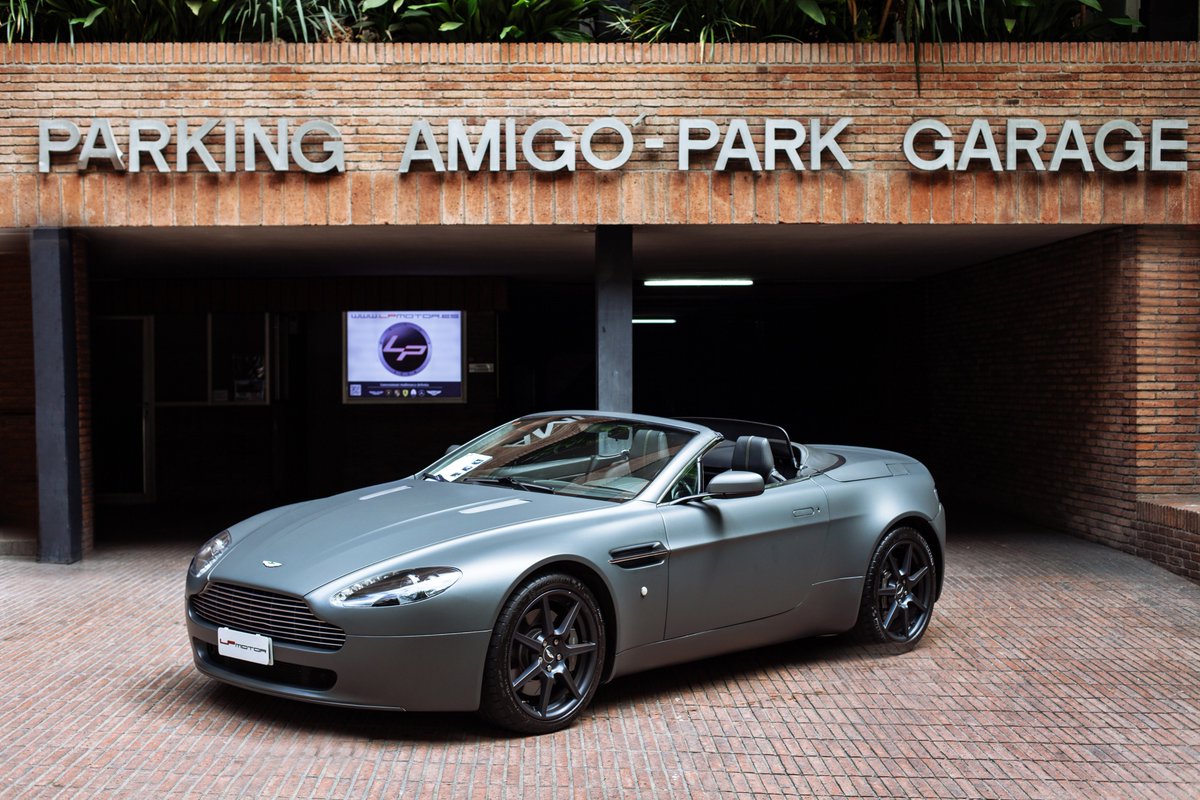 Viernes disfrutando del sol en Barcelona ideal para esta entrega de un #AstonMartin Vantage Roadster.

#LPMotor