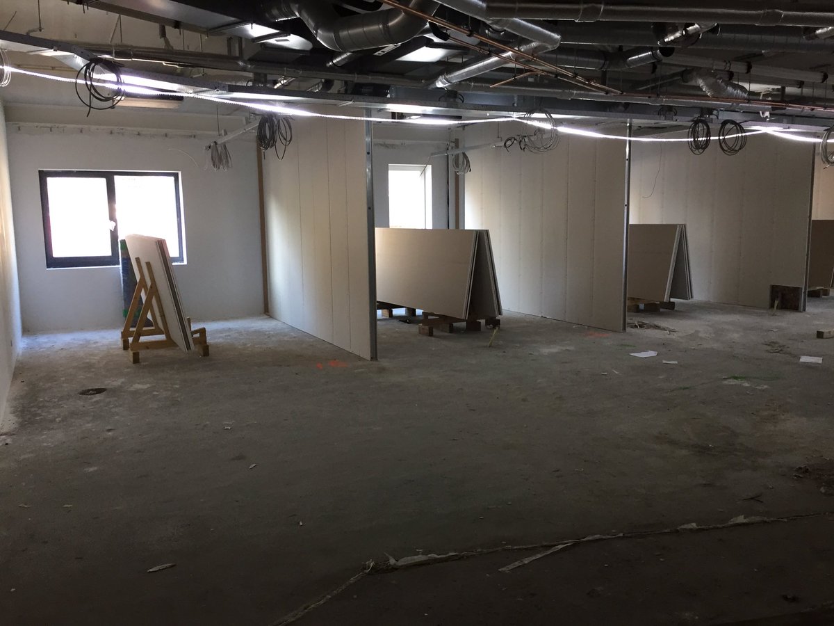 janpaneel's tweet photo. Vandaag transport en ruim 200m2 wand geplaatst voor 12:00 op een bouwplaats in Bunschoten. 2e laag gips wordt klaar gezet op bokken. https://t.co/XHExcOpPda