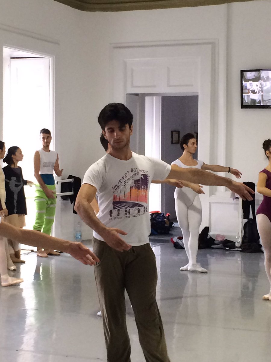 CrownDirezione's tweet image. Buon fine settimana a tutti i #dancers dalla Crown #Ballet @alemacario80 @luferrone @Luvallozzi