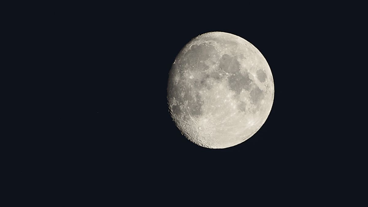 DigitalCameraW's tweet photo. How to photograph the moon https://t.co/yKSlrqpNOd https://t.co/zcfujbdQzS