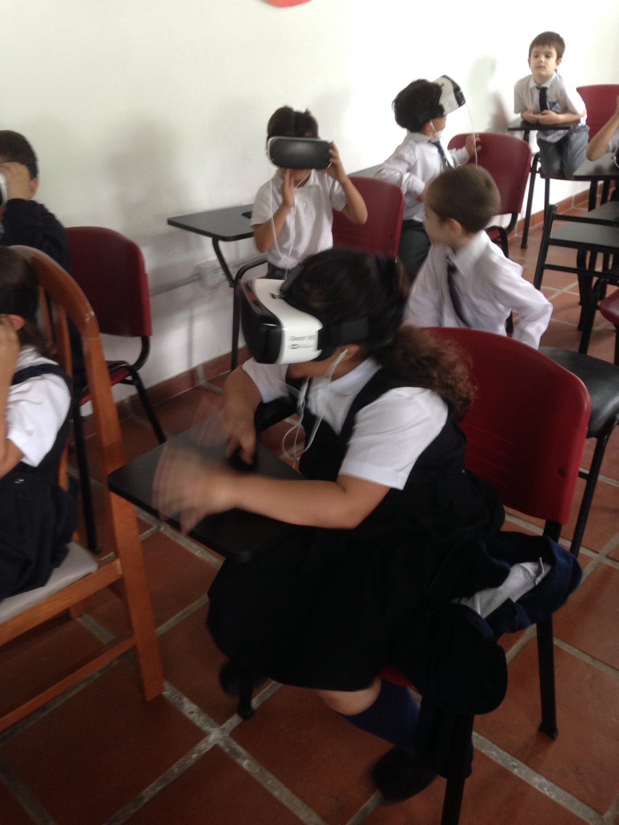 Zaal_86265's tweet image. Alumnos de 1 año de Instituto América bucean con animales marinos y realizan un safari por la selva! #RedVirtual @edgaralarconm @JUReynoso