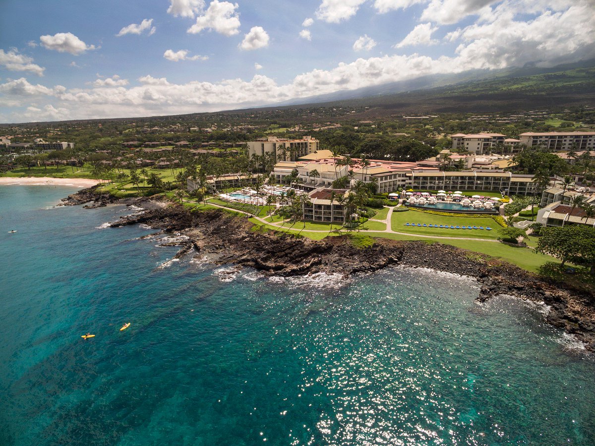 CNTraveler's tweet photo. The 30 best resorts in Hawaii (as if it's easy to choose just one) https://t.co/i35uIvgWuG #TravelerRCA https://t.co/9llSo7fRfX