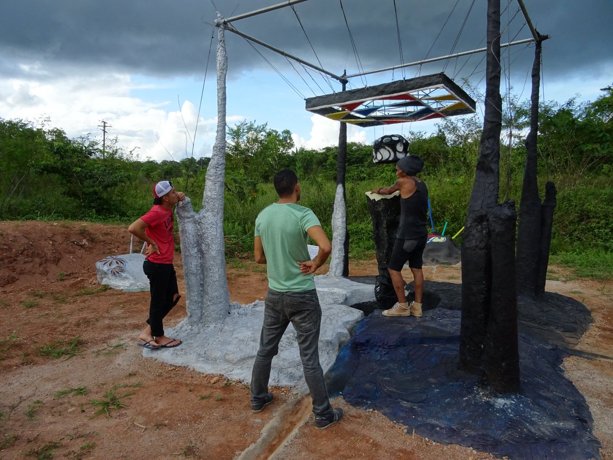 MarijkeSonne's tweet image. Land-art piece Makandi revealed in #Moengo. This art work, made by Andre Sontosoemarto, is part of a project on land-use. #CELOS. #Suriname