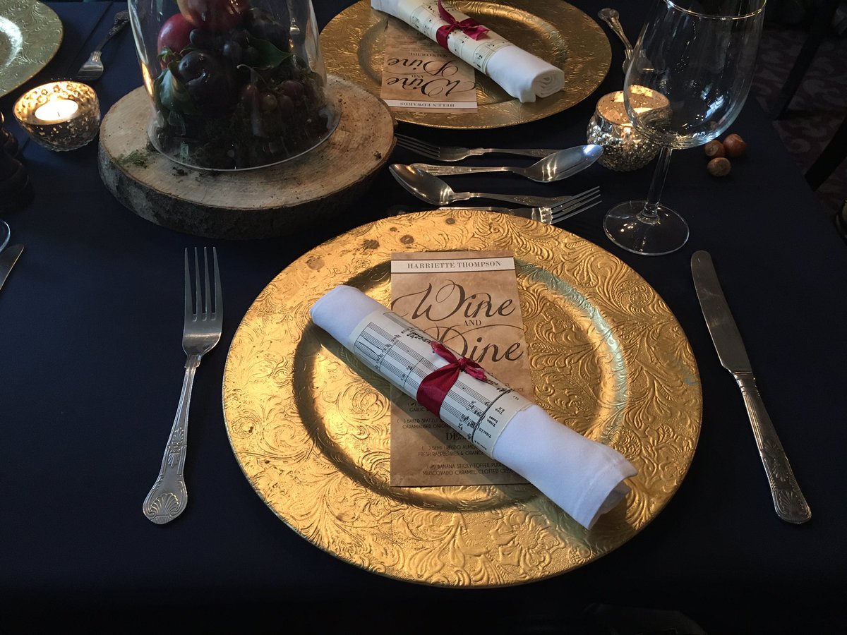 Gorgeous table setting @cornwallwedmeet <a href="/penventon/">Penventon Park Hotel</a> with thanks to <a href="/HazelAParsons/">Hazel Parsons 💙</a> &amp; @JennyWrenEvents #WeddingPlanner #networking #work
