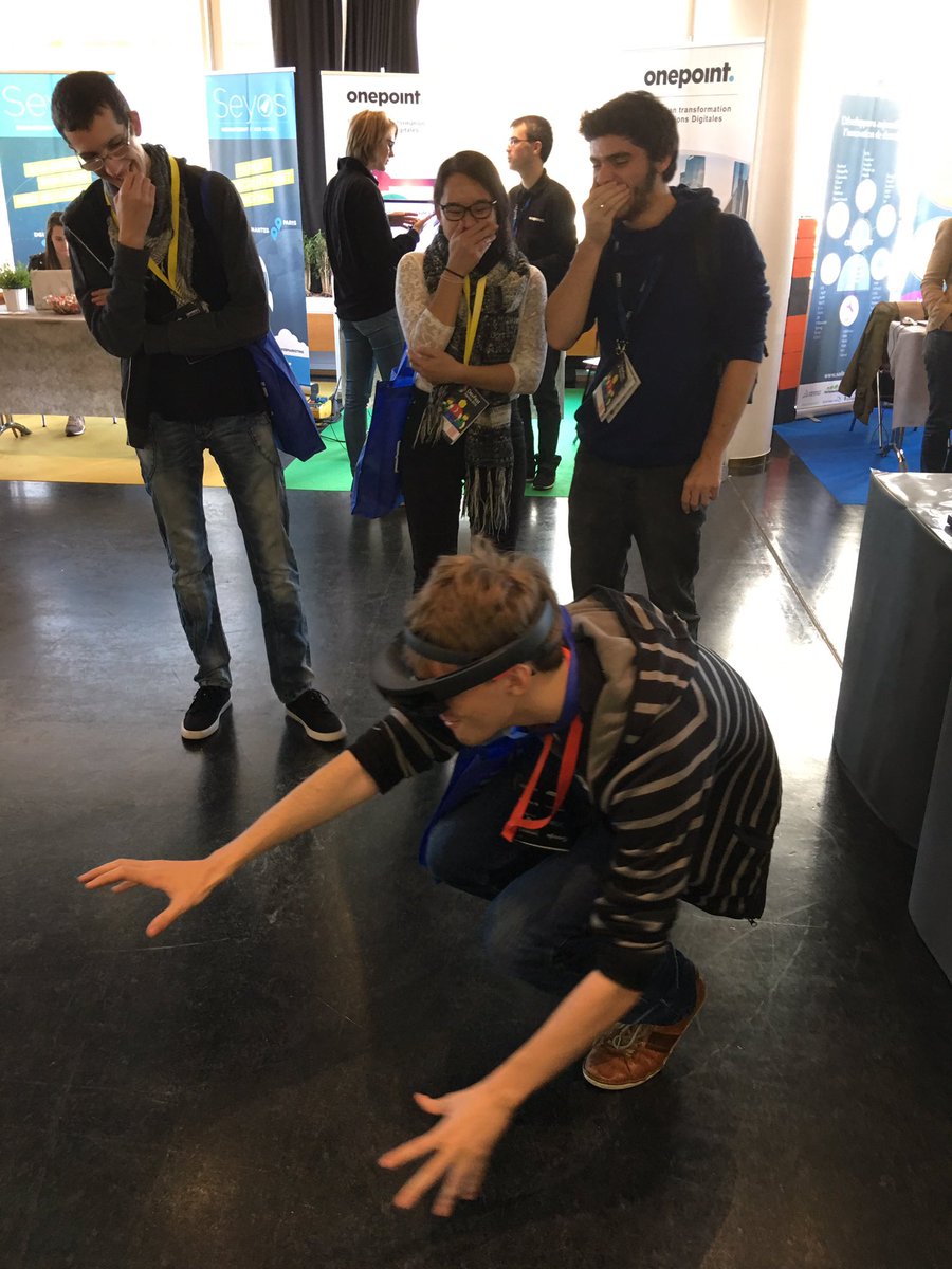 Ils voient des choses bizarres devant le stand <a href="/GroupeONEPOINT/">onepoint</a> au #devfestNantes :)