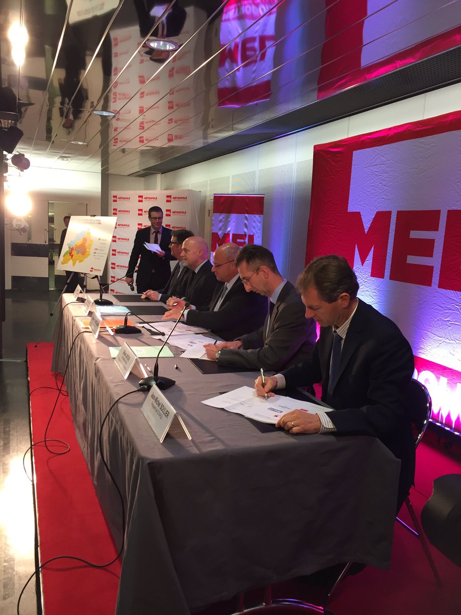 MetropoleLille's tweet photo. Déploiement de la fibre sur le territoire de la Métropole. Signature aujourd'hui des conventions avec @orange et @Covage_News https://t.co/pCTWTLgiDJ