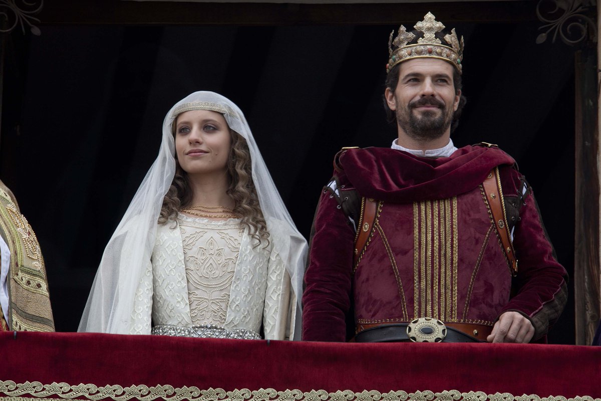RTVE_Com's tweet photo. 'Isabel', de @rtve, premio FAPAE a la serie española de mayor repercusión internacional https://t.co/30Qka0SUb7 @tve_tve @La1_tve https://t.co/GqaYa4QpT9