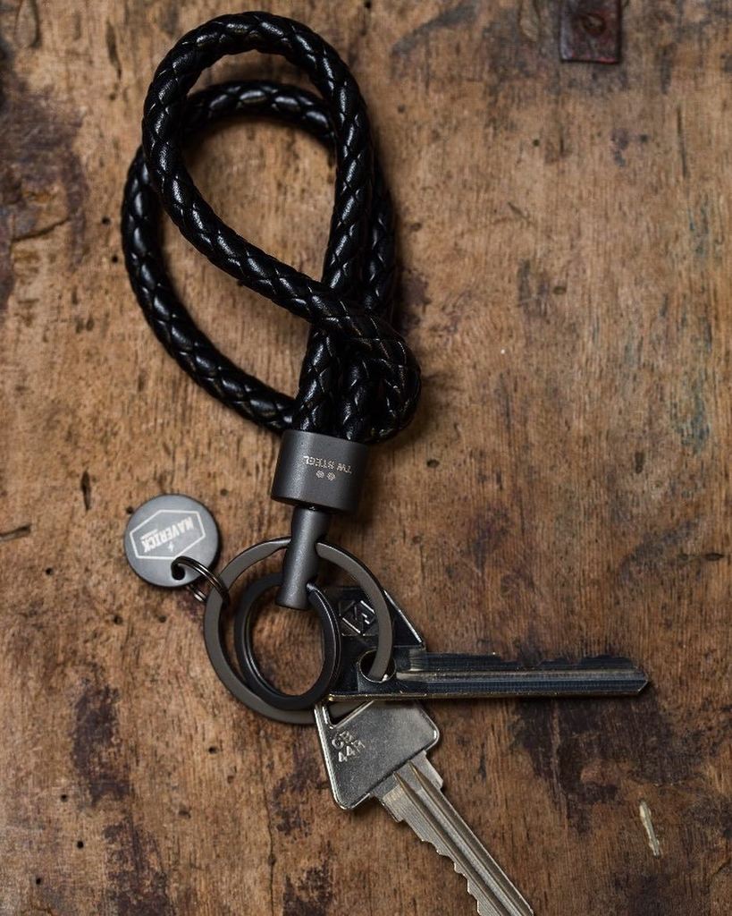 CEO Adesso | Free key chain with purchase at all participating TW Steel stockists #twsteelaus #twsteel #gifttime