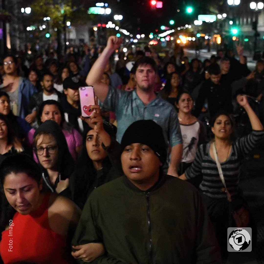 tagesschau's tweet photo. Hunderte protestieren in #Oakland mit "Not my President!"-Rufen gegen Trump. https://t.co/no8QNbd5Jn