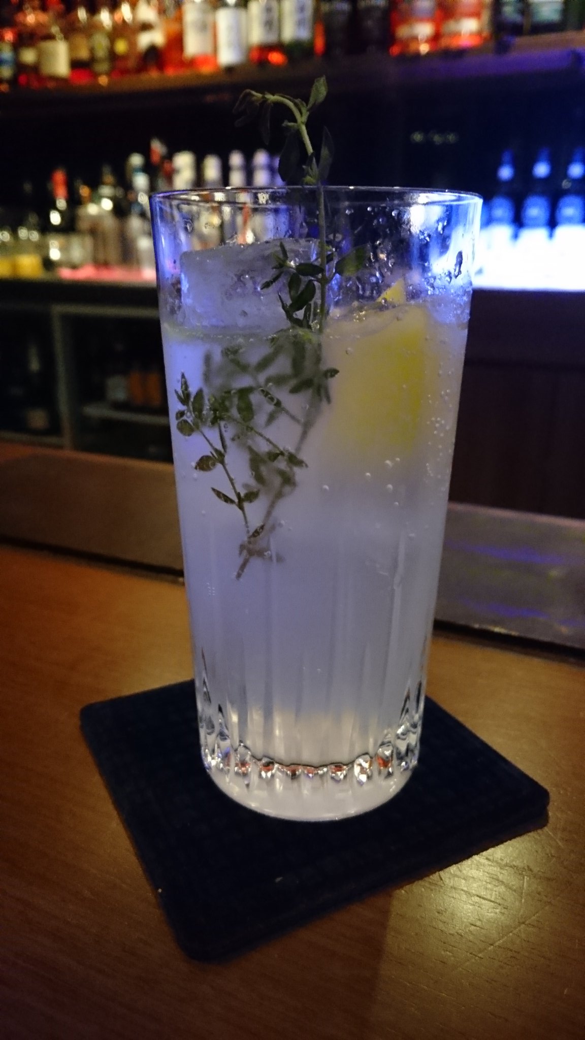 Bar Dark Knight寺澤 Twitter પર 柚子とフレッシュタイムのジントニック 柚子とタイムの香りは最高の組み合わせ 柚子 タイム 柚子カクテル タイムカクテル 立川フルーツカクテル フルーツカクテル ミクソロジスト 立川bar 立川バー 立川飲み 立川