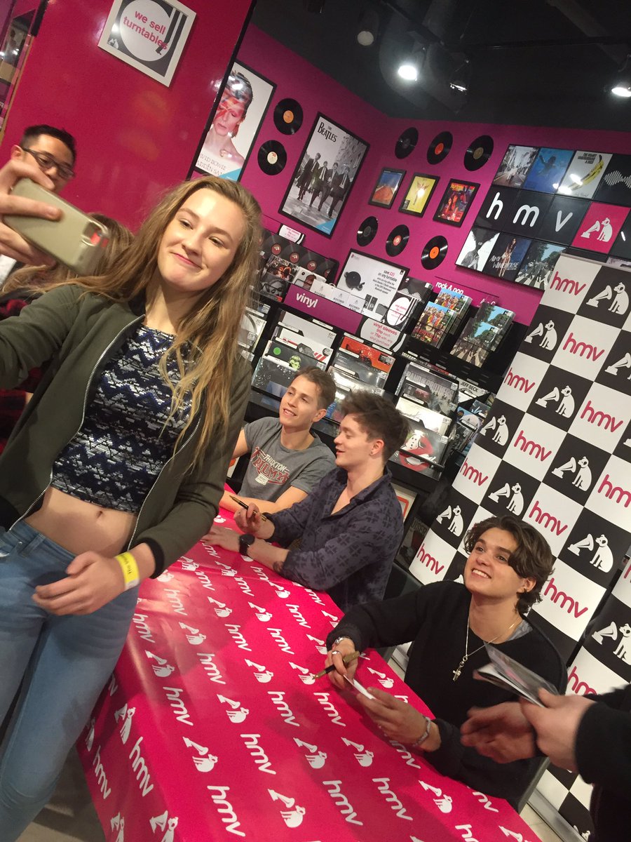 lozz69's tweet photo. @TheVampsband my daughter loved meeting u&amp;u were all lovely.Shame about some of the security bein ruff with 13yrolds https://t.co/gmlvLFutto