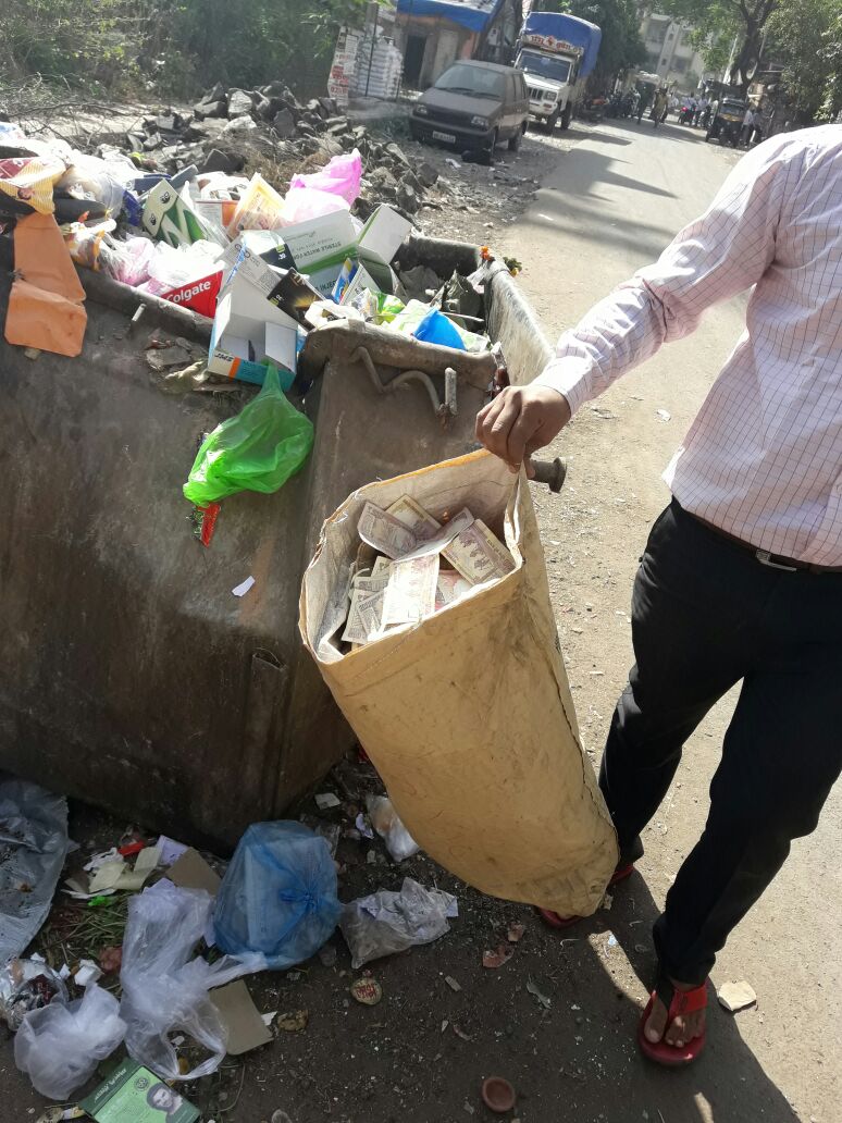 ThePriR's tweet image. Breaking news: A bag full of 500 &amp;amp; 1000 #currency notes was found dumped in a dustbin near DNS Bank, Titwala!