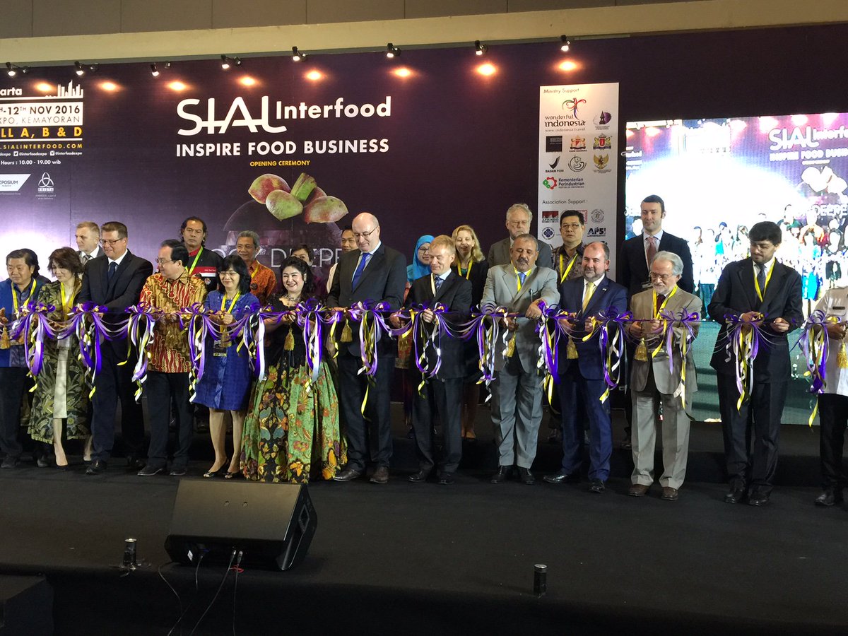 uni_eropa's tweet image. #EU @EU_Agri Commissioner @PhilHoganEU delivers speech and cuts ribbon to mark opening of #SIALINTERFOOD2016 @interfoodexpo in Jakarta today
