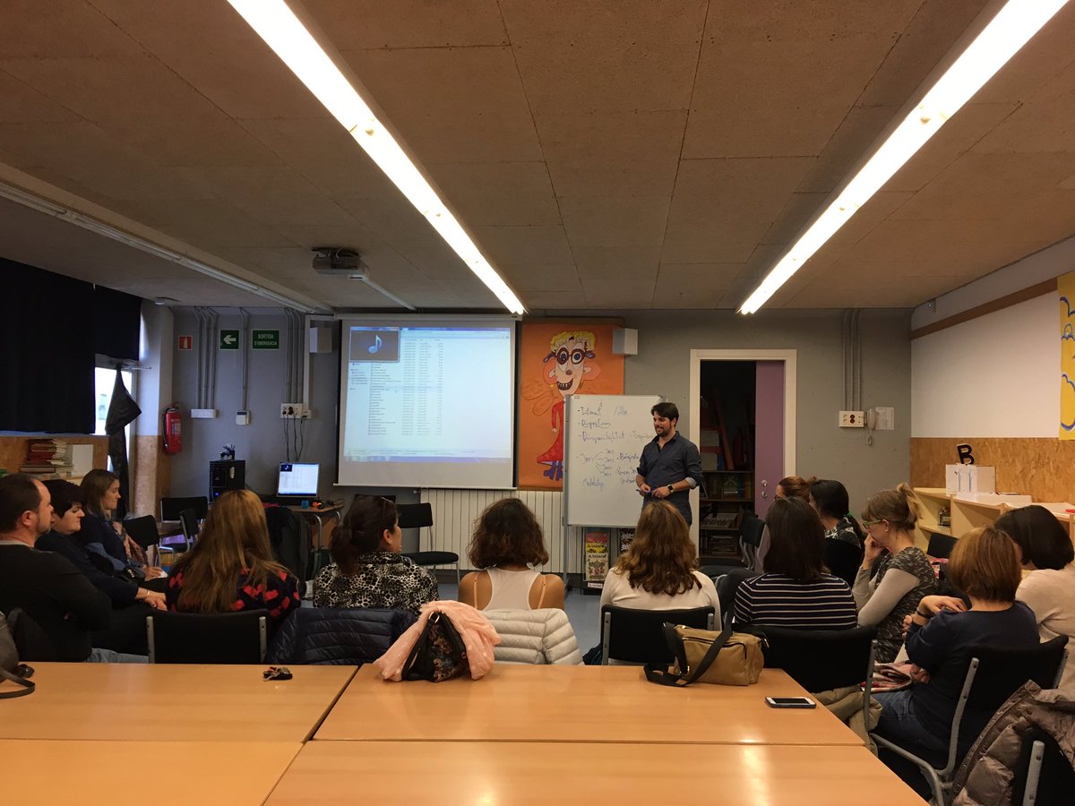 EscolaAABLloret's tweet photo. Avui xerrada per a les famílies de l'escola "L'ús d'internet i les xarxes socials" a càrrec de #VEIE https://t.co/F6KEppXt4s