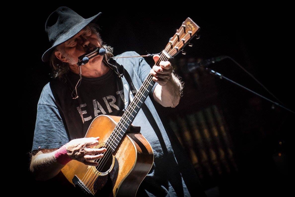 marketsound's tweet photo. "Hippie Dream"
Quando #NeilYoung sale sul #palco e tutto diventa #magico 🌕🎸
#MarketSound #Milano https://t.co/pZ593hP14i