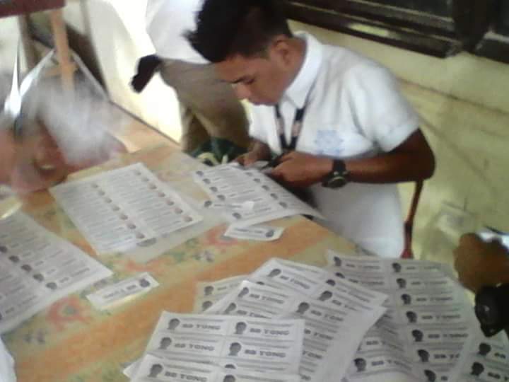 yongnited's tweet photo. YONGNITED campaign for yong. Nag campaign sila sa mga estudyante para bumoto kay yong. Maraming salamat YONGNITED.

Payt payt payt YONG!!! https://t.co/qF8rYCZsQu