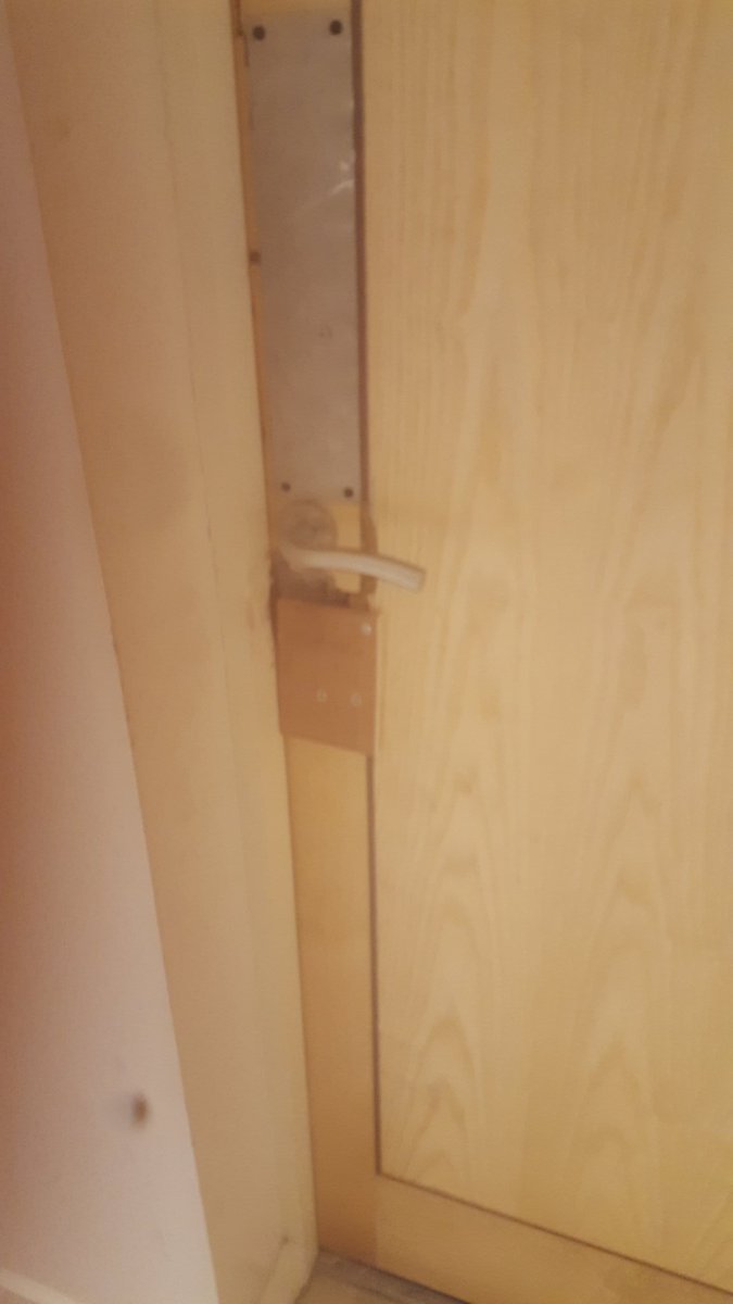 TanneryD8's tweet photo. So, I wonder when Circle Housing will get around to repairing this door of one of their clients. 6 weeks like this https://t.co/jmrEF7YHC8