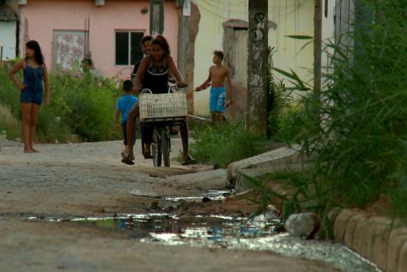 Epidemia de zika reforçou combate ao Aedes, mas saneamento ainda é problema goo.gl/w9kLKP