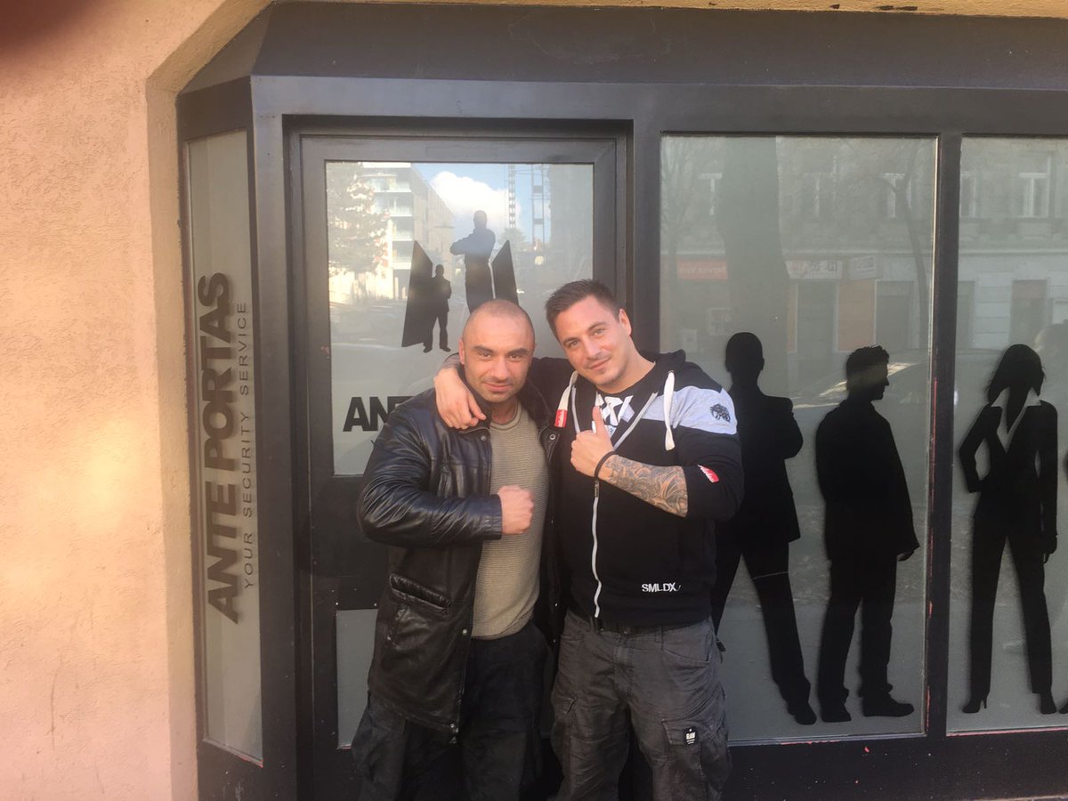 BrutosBrutaloz's tweet photo. Sicherheitskonferenz Wien 2016
Berliner Sicherheitsexperte und Wien-Türboss und coolster Chef aus meinen frühen Wiener Tagen! #AntePortas https://t.co/Sxh8m8sPEJ