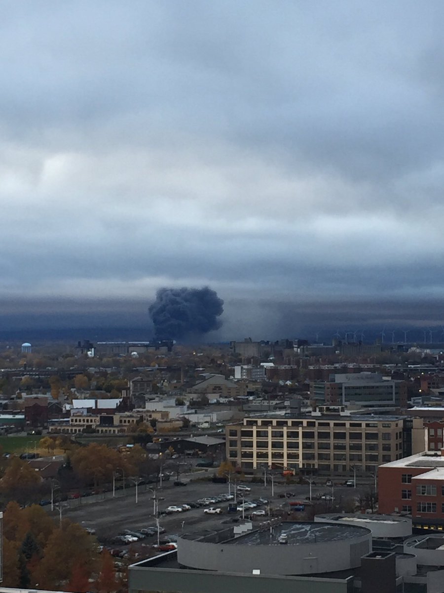 AndrewGlauser's tweet photo. Fire from BNMC of the Bethlehem plant fire.. #buffalony #buffalo #fire https://t.co/JpHQnebwOu