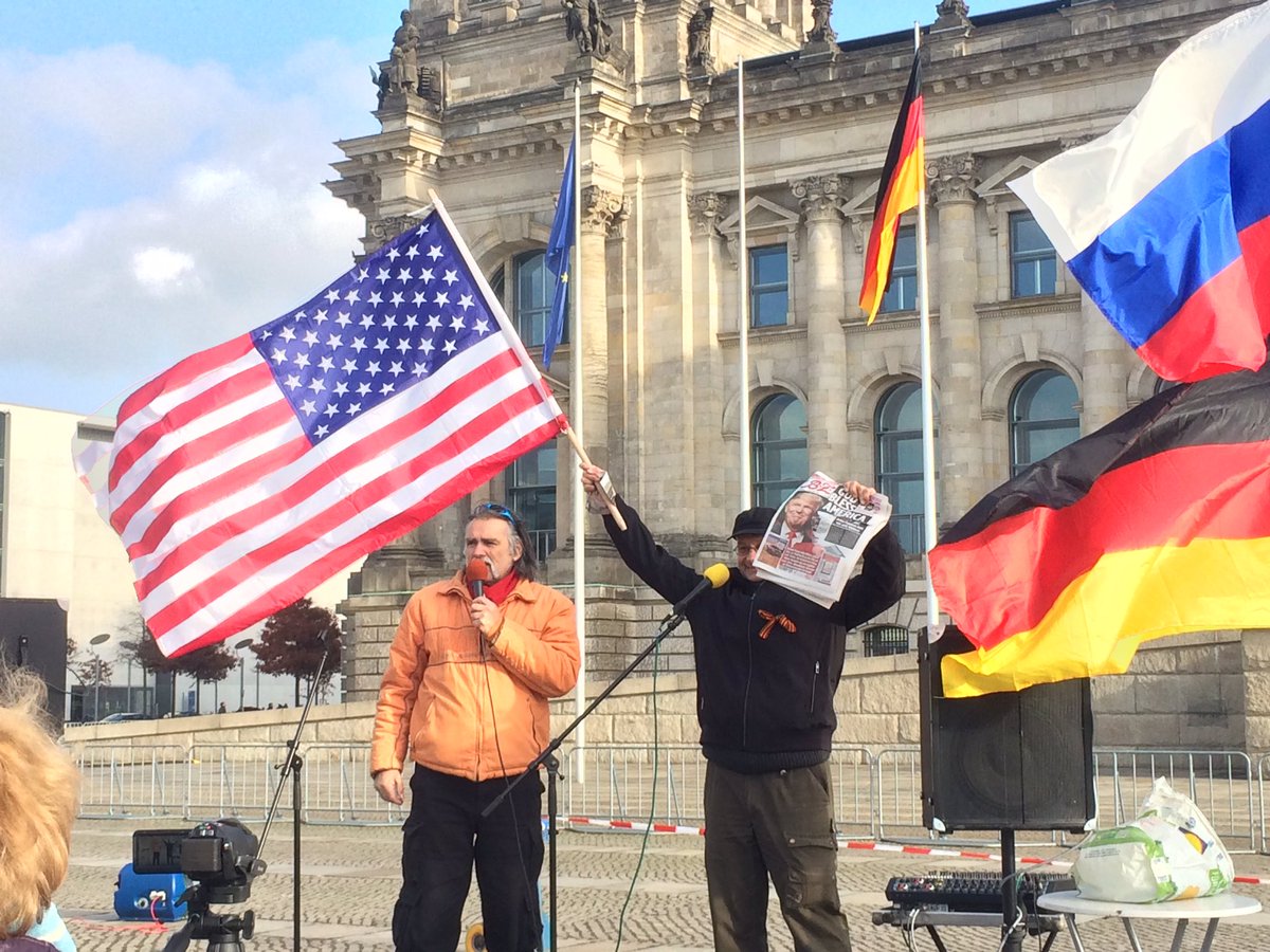 В Берліні перемогу Трампа святкують із георгіївськими стрічками - фото 3