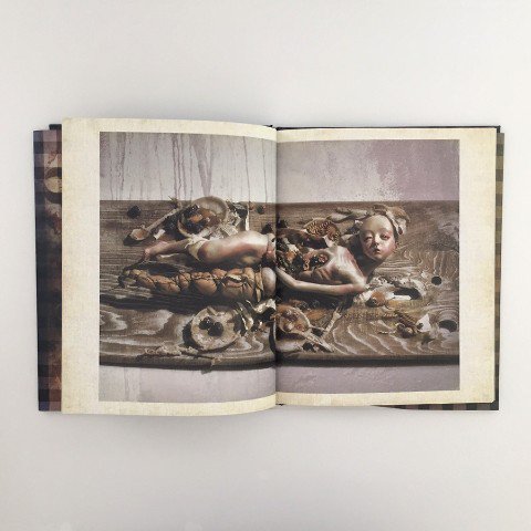 ✎著者サイン入✎ 三浦悦子「聖餐」 朽ち果て損壊した人形たちは、家族