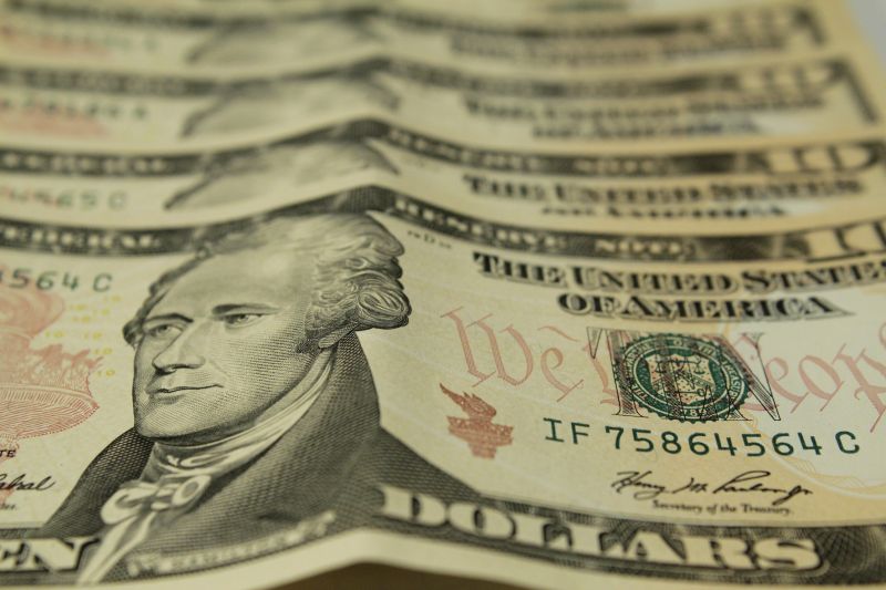 correio's tweet photo. Dólar sobe e reflete a insegurança dos investidores com Trump https://t.co/i0RwMKRmiP https://t.co/eUG9NGgEDu