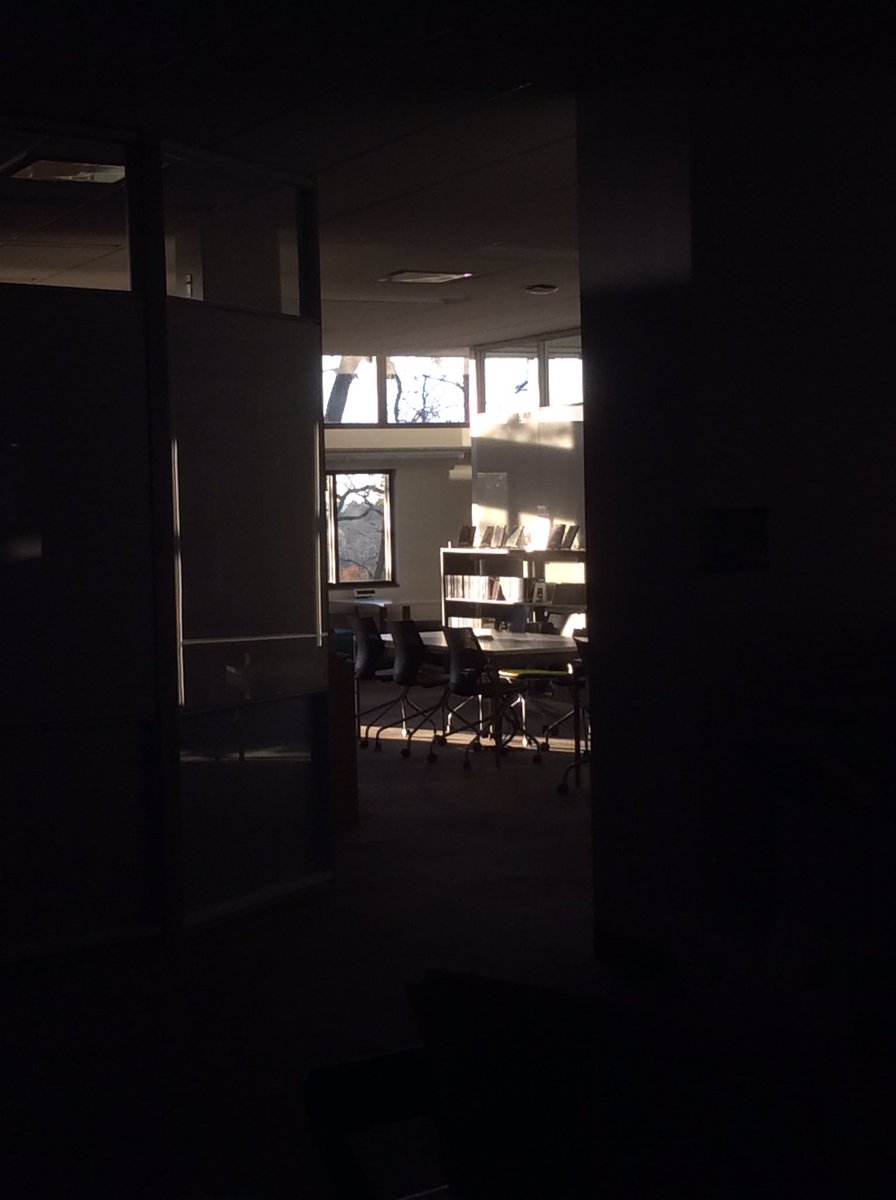 HooleyBundschu's tweet image. Early #morning quiet, before the storm of #students. We&apos;re open for business, though, until 11pm! Stop by and see us. #QuietLibrary #Avila